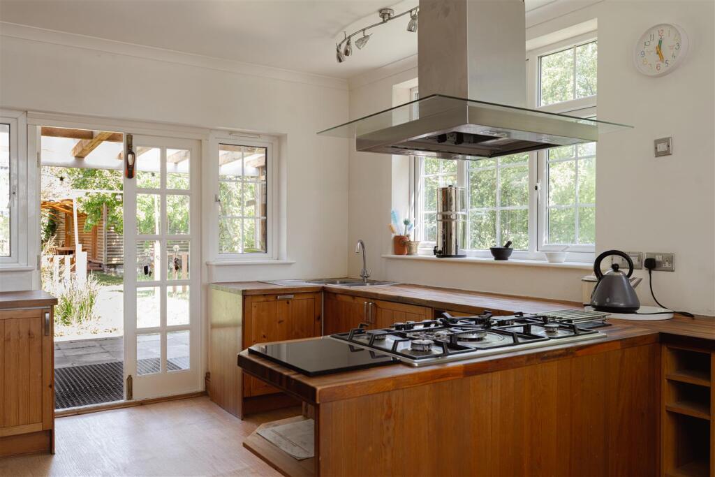 House in Tandridge, Nutfield - View 4