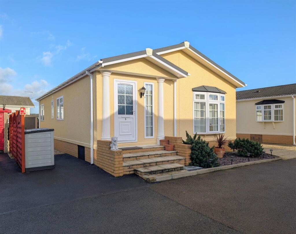 2-bed caravan on Gloucester Road, Staverton, Cheltenham, £159,000
