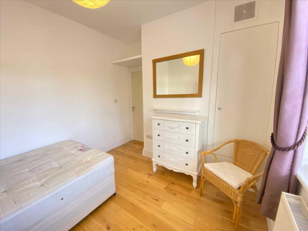 Main image of property: Queens walk, Ealing