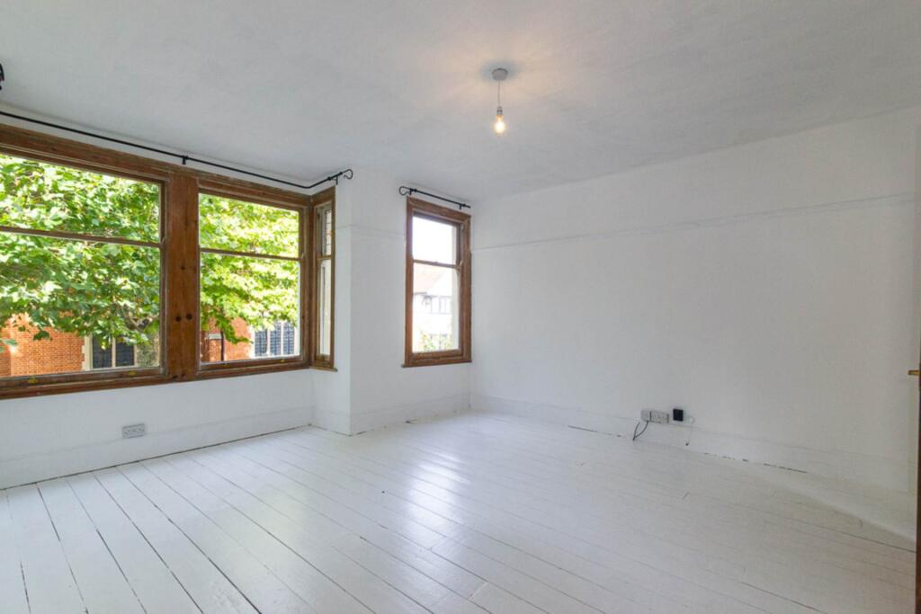 Apartment in Southend-on-Sea, Essex - View 3