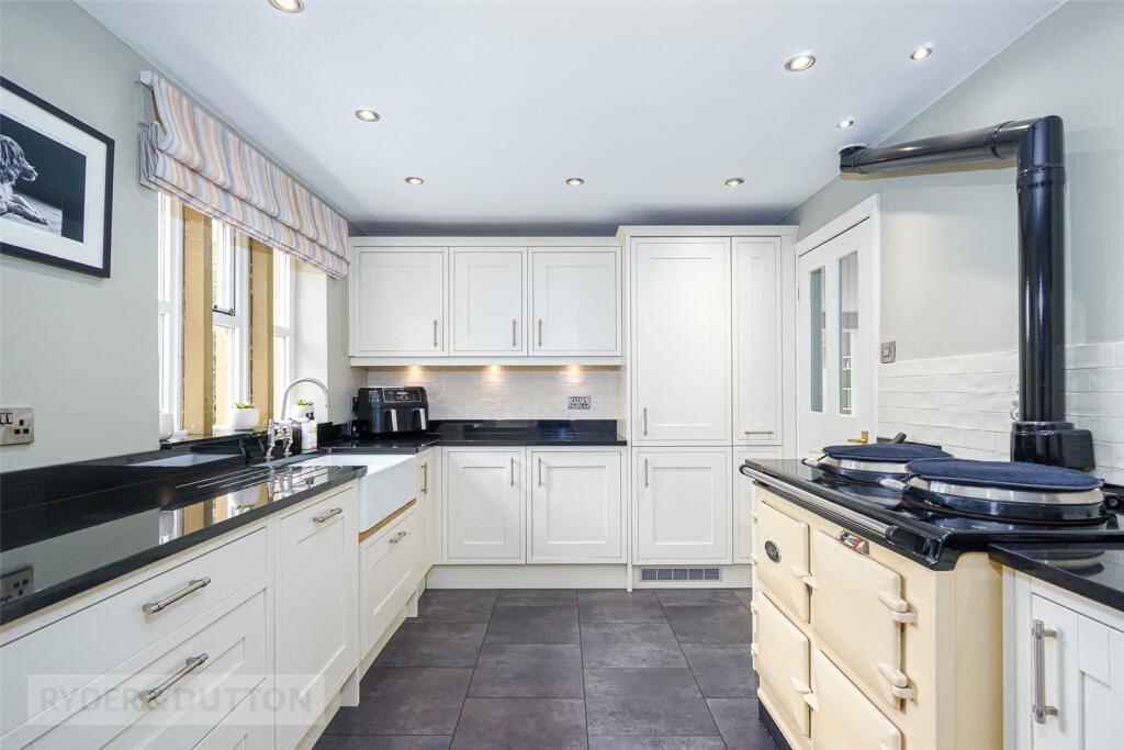House in Huddersfield - View 3