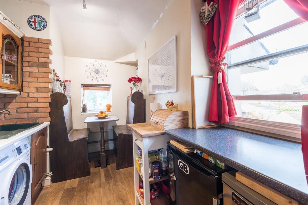 Apartment in Reigate and Banstead, Surrey - More