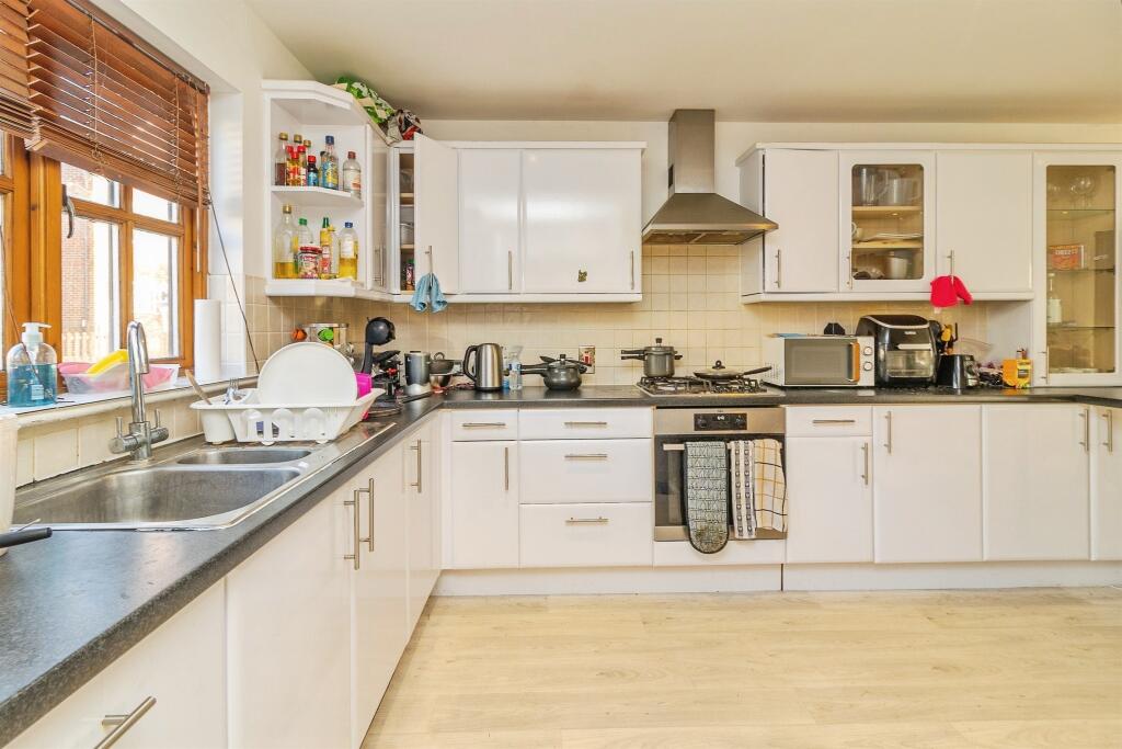 House in Milton Keynes, Monkston Park, Kents Hill, Monkston and Brinklow - View 2