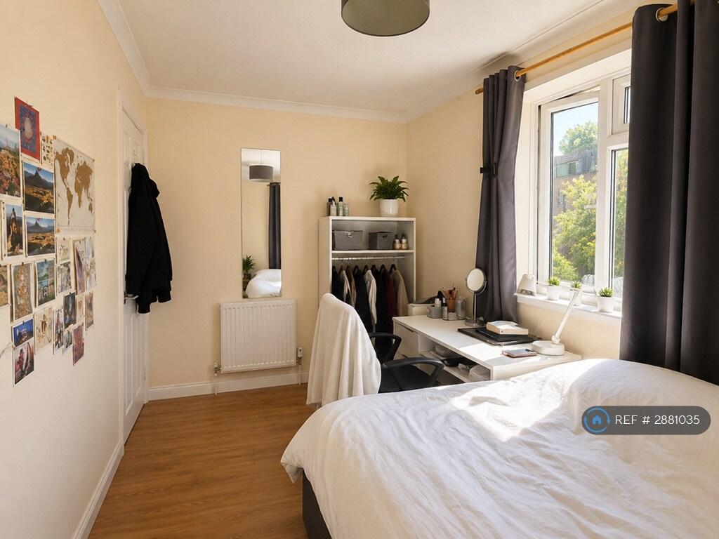 5 bedroom semi-detached house for rent