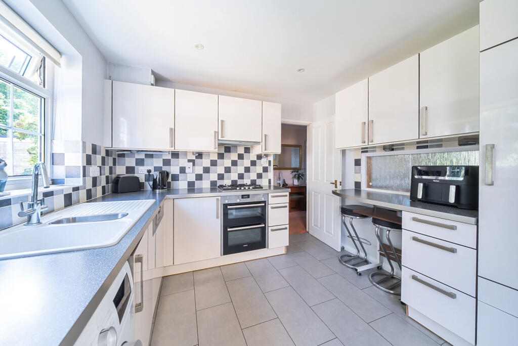 Overford Close, Cranleigh, GU6 photo 3