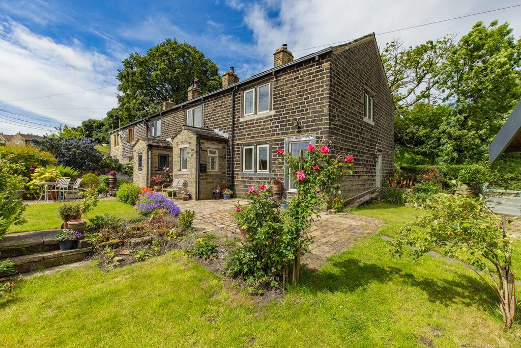 4-bed house on 2 Four Lane Ends, Cottonstones, Sowerby Bridge, £450,000
