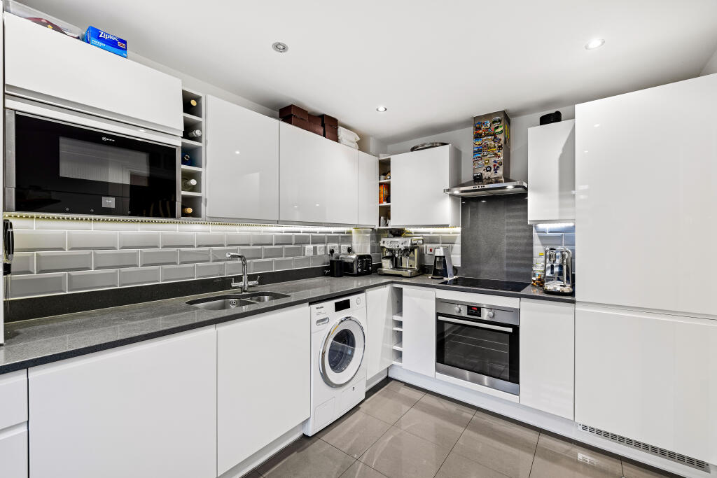 House in Haywards Heath, Lucastes - More