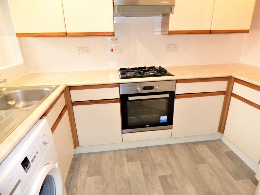 Apartment in Kingston upon Thames - View 4