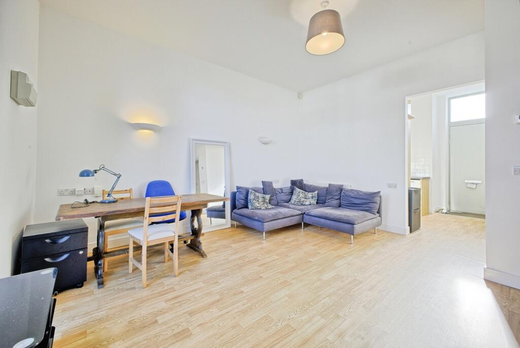 Apartment in Upton, St Crispin's - More