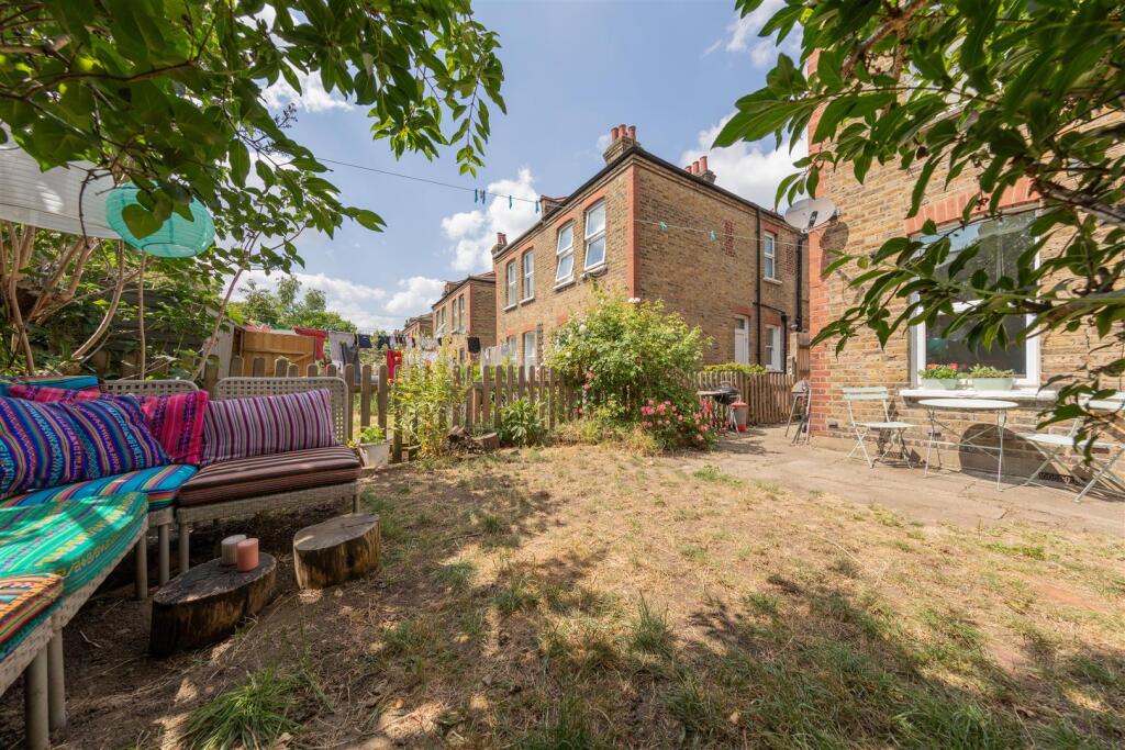 Apartment in London - More
