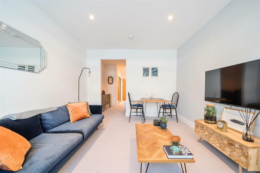 Studio flat on Hampstead House, West Drayton, £200,000