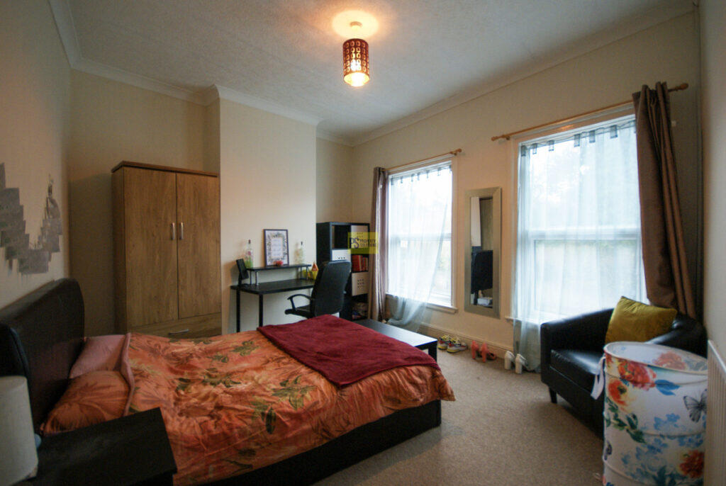 4 bedroom end of terrace house for rent