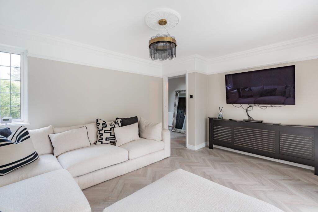 House in Dartford - More