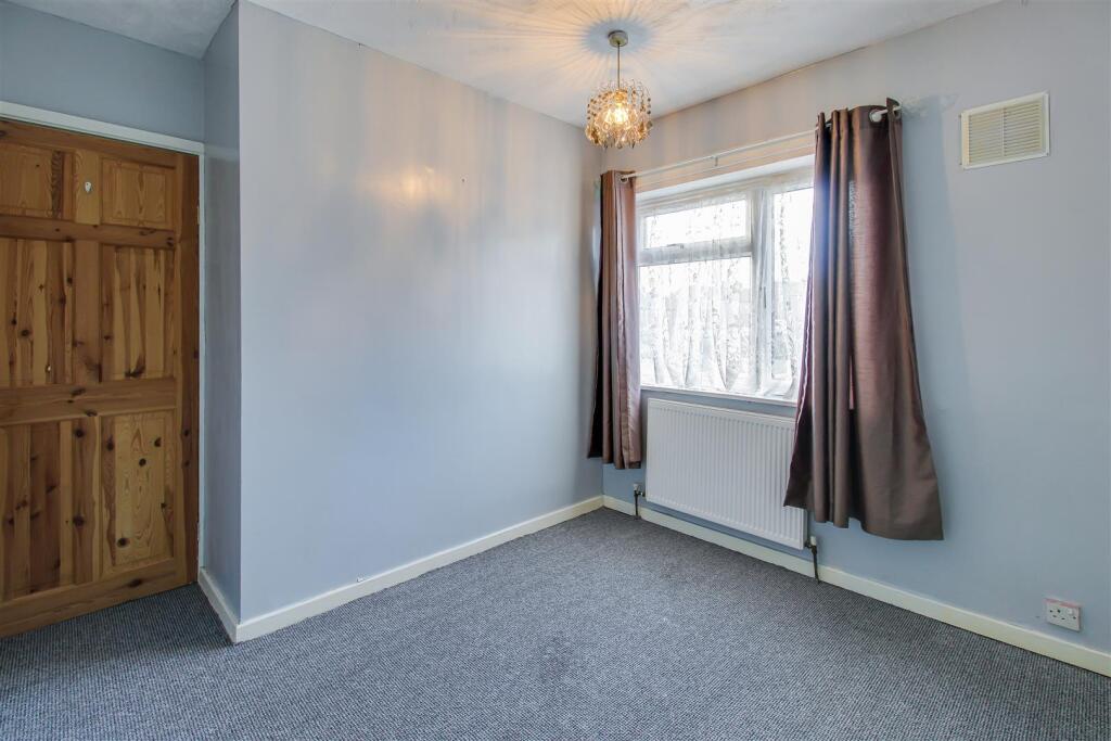 House in Wakefield, Pledwick - More