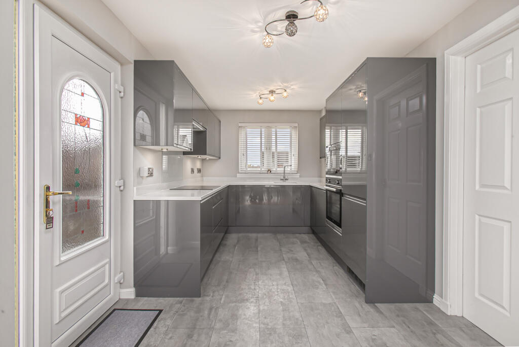 House in Kirkcaldy, Newliston, Templehall - More