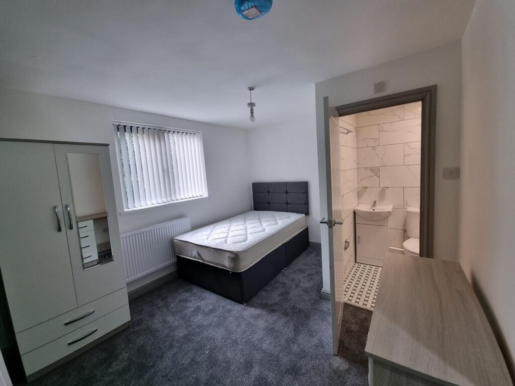 6 bedroom semi-detached house for rent