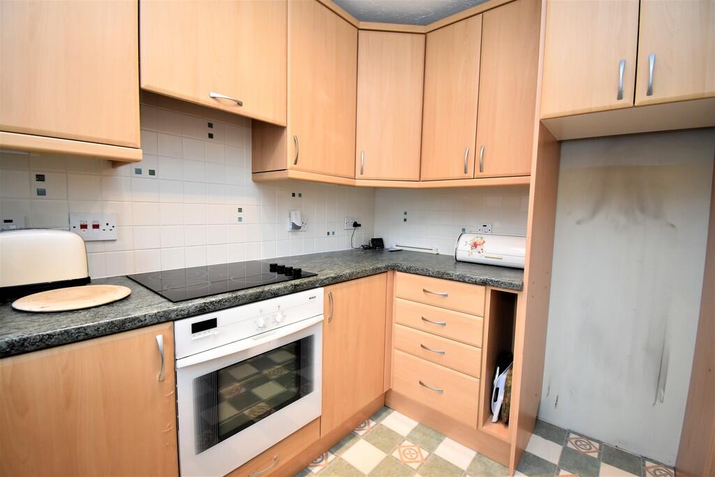 Squires Close, Bishops Park photo 3