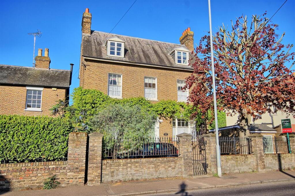4-bed detached on Ware Road - Hoddesdon, £850,000