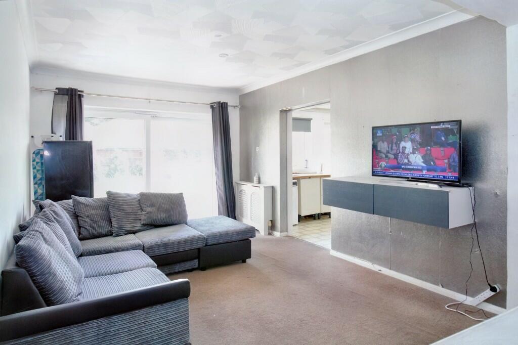 Waverley Gardens, Grays, Essex, RM16 photo 2