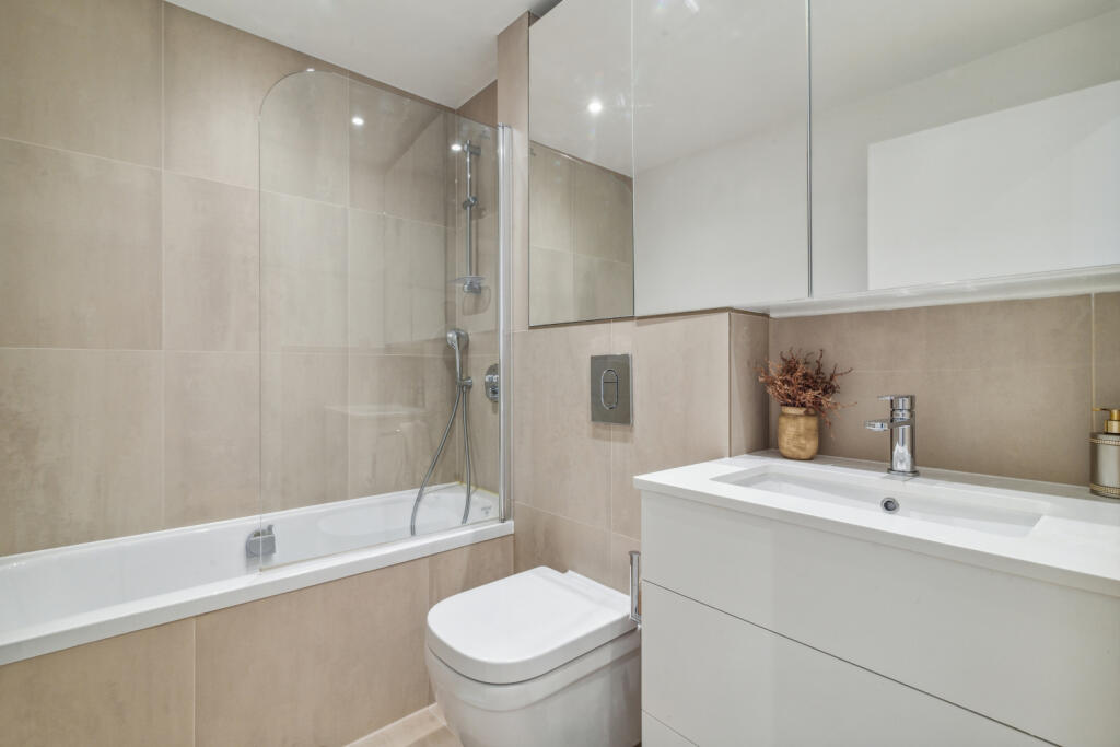 3 bedroom end of terrace house for rent