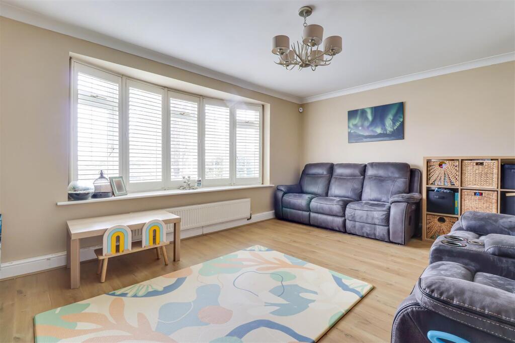 * STAR BUY * Langford Crescent, Thundersley photo 3
