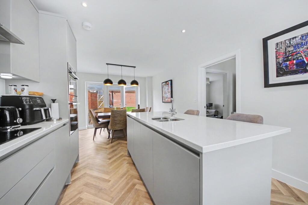 Alder Avenue, Hedge End, SO30 photo 2