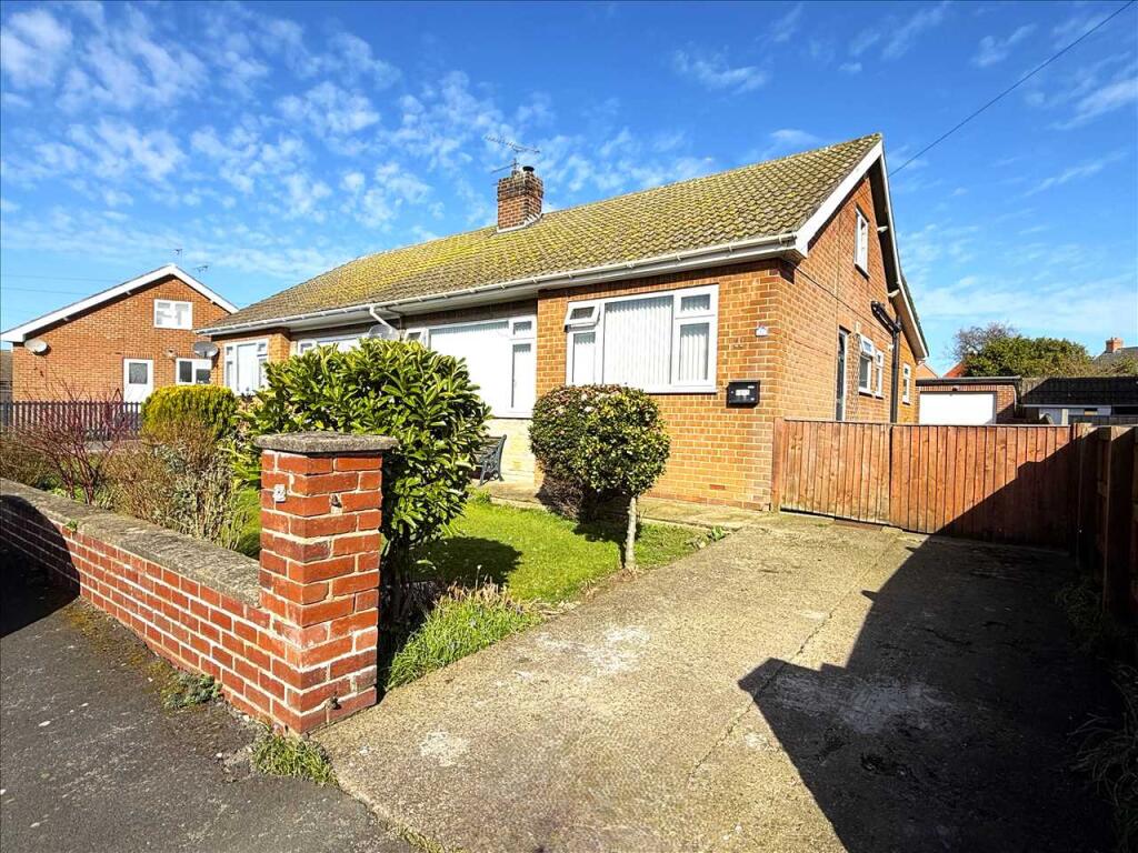3-bed house on Lodge Gardens, Gristhorpe, £266,750
