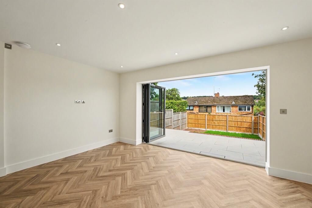 Coombe Gardens, Berkhamsted photo 3
