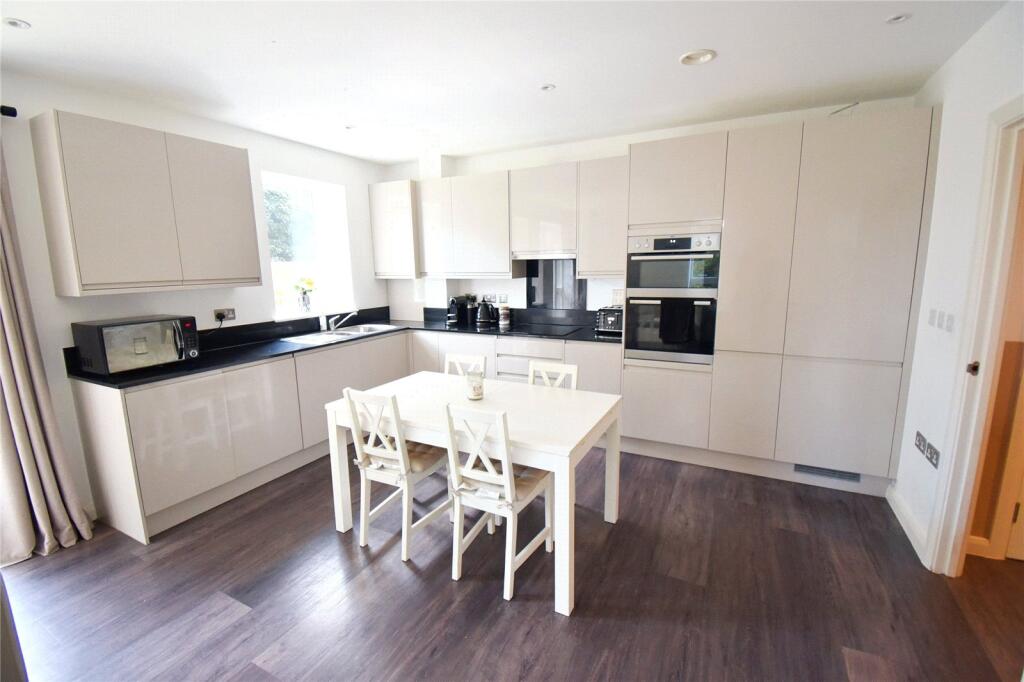 Apartment in Southall - View 4