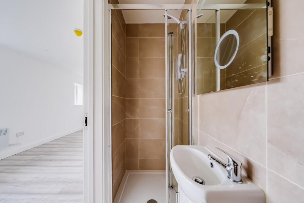 Apartment in Southall - More