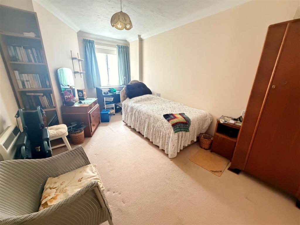 Castle Lodge, Gladstone Road, Chippenham photo 4