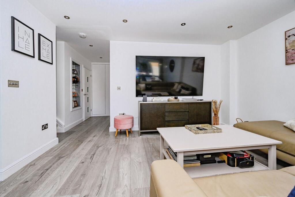 House in Luton - View 5