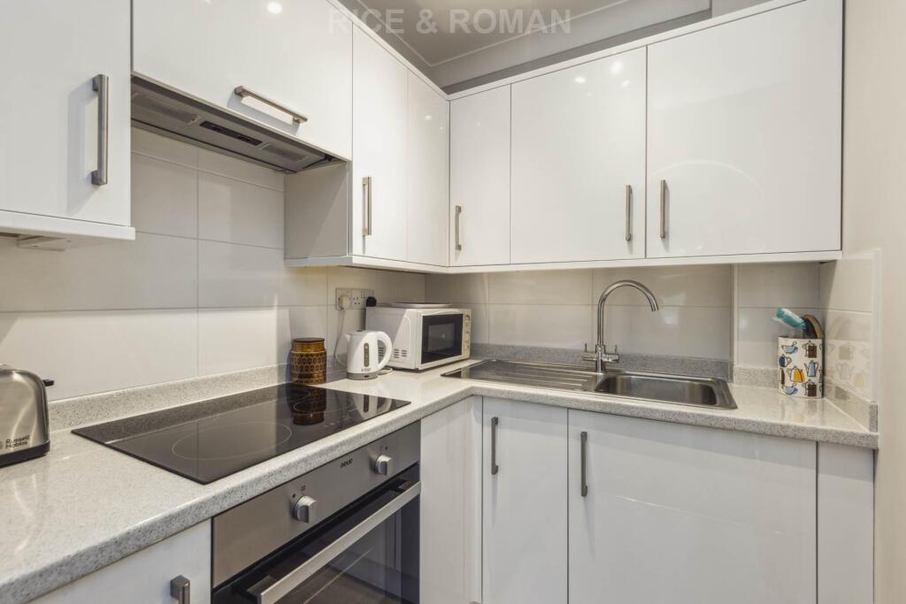 Apartment in Elmbridge, Weybridge - View 4