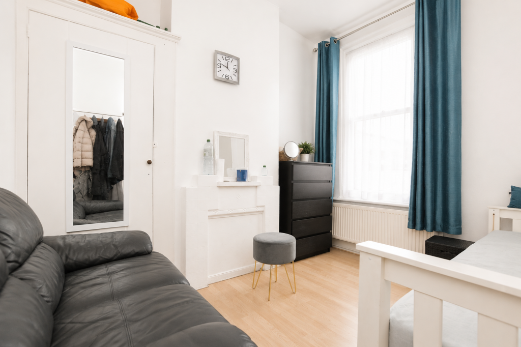 House in London, Plaistow - More