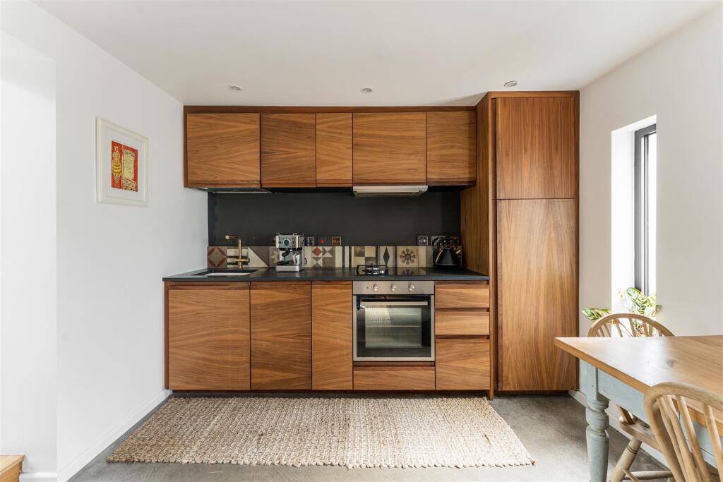 House in London - View 3