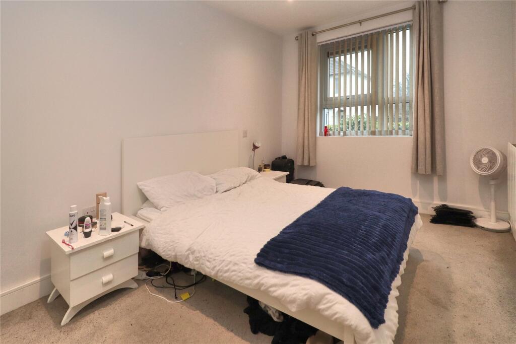 Apartment in Woking, Sheerwater - View 4