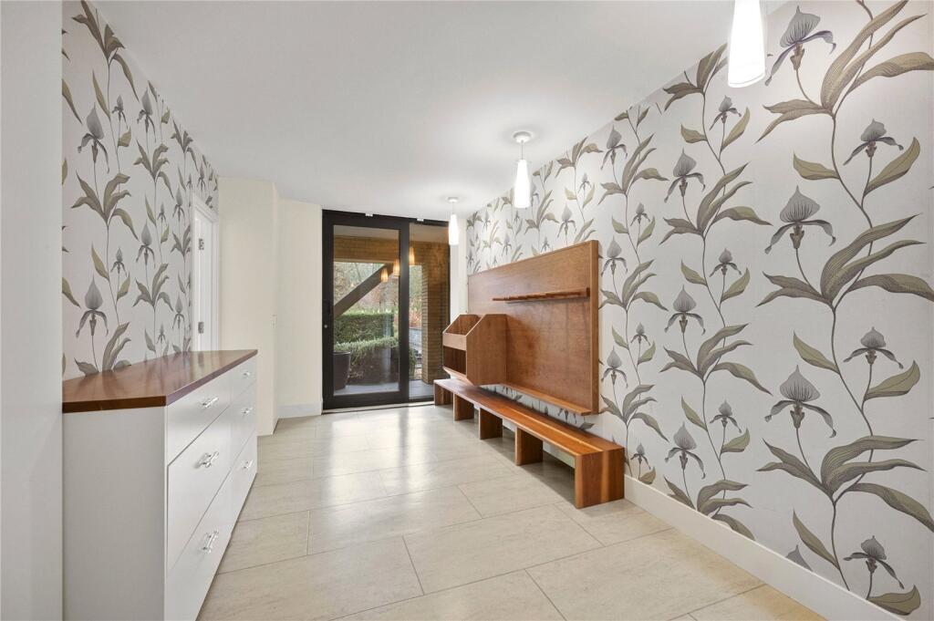 House in London, Royal Borough of Kingston upon Thames - View 5