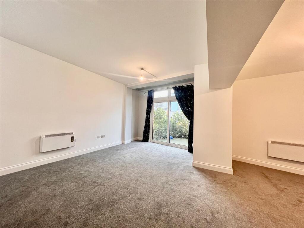 Apartment in Southend-on-Sea - View 4
