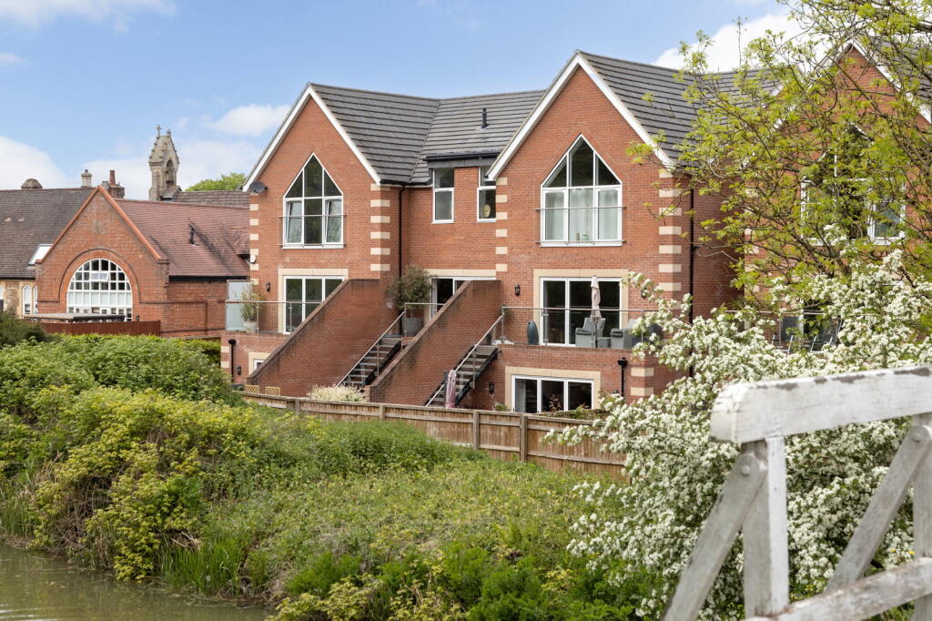 Main image of property: Maton Close, Devizes, SN10 2UH