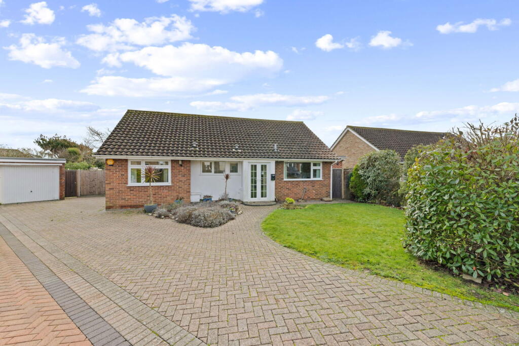 2-bed bungalow on Oxford Drive, Bognor Regis, PO21 5QT, £400,000