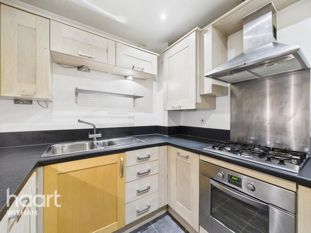 2-bed flat on Tucker Drive, Witham, £160,000