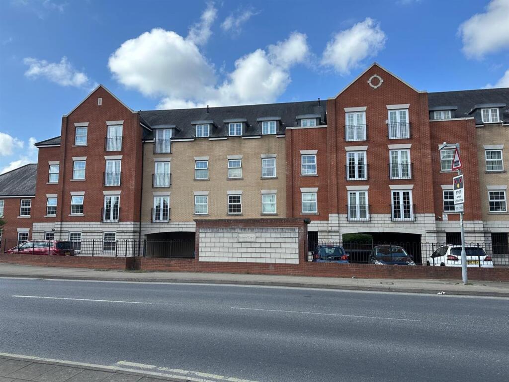 2-bed flat on Station Road East, Stowmarket, £180,000