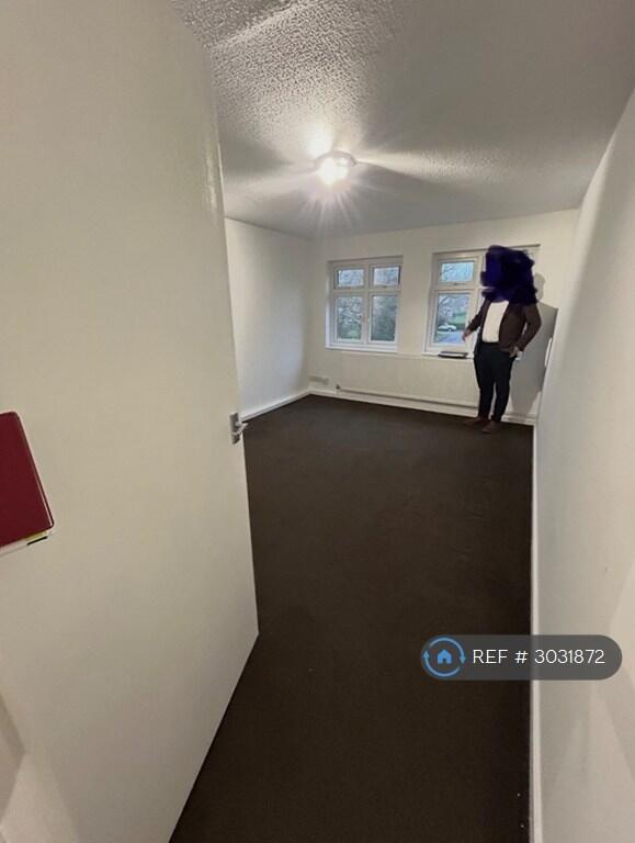 Apartment in Redhill - View 4