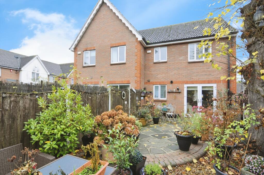 Headingley Close, Basildon, Essex, SS13 photo 2