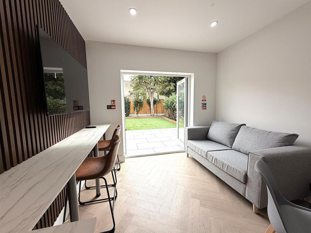 House in Southend-on-Sea - More