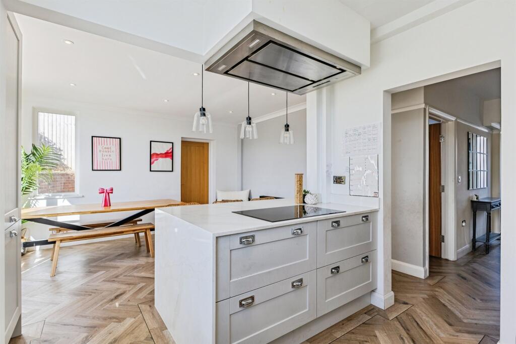 House in Torquay, Torbay - More