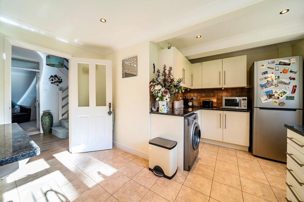 House in Hart, Pondtail, Fleet - More