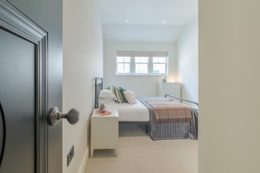 Main image of property: 6 Moor Grange, 40 Moor Road, Headingley, Leeds, LS6 4BJ