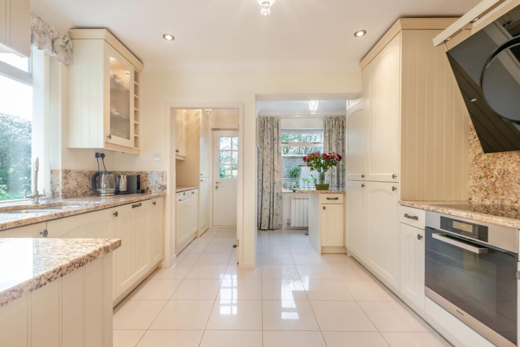 Hawthorn Hill, Warfield, Bracknell photo 5