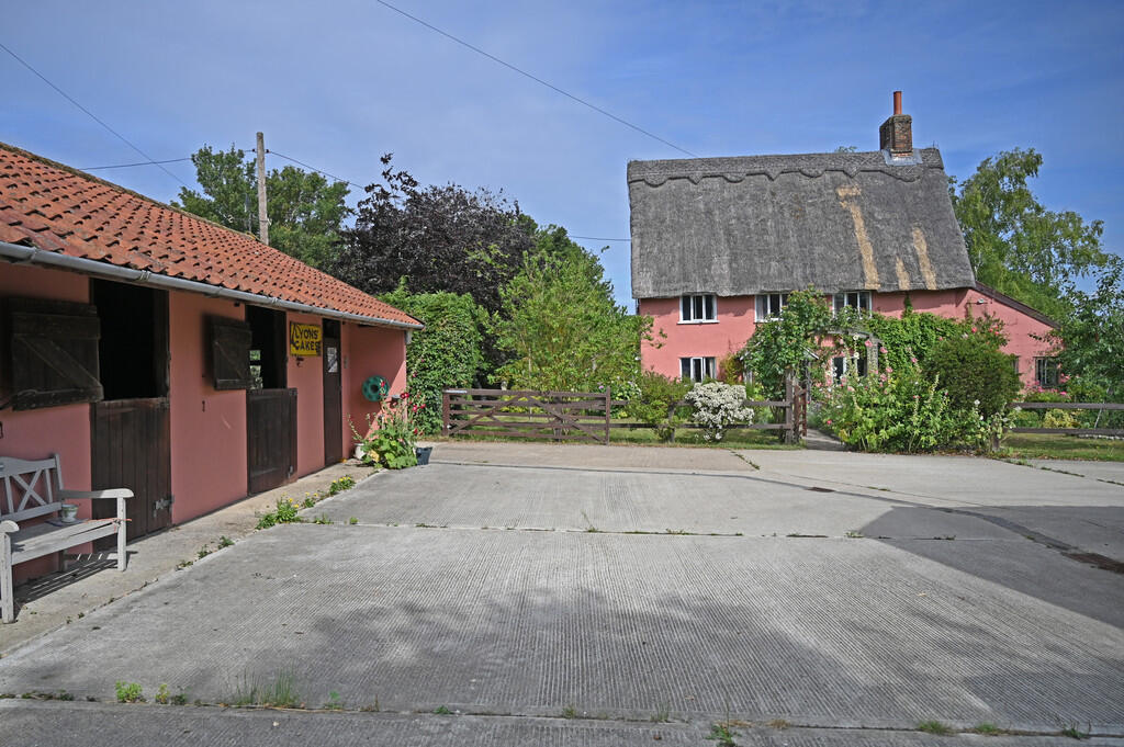 SUFFOLK, Bacton, Nr Stowmarket   EQUESTRIAN / LAND / LIFESTYLE / COUNTRY COTTAGE photo 4